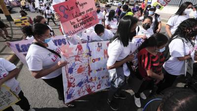 Decenas de mujeres marchan con motivo del Día Internacional de la Mujer hoy, en Tegucigalpa (Honduras).