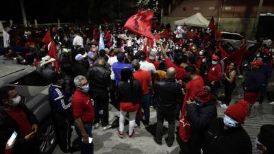 Multitud de simpatizantes del Partido Libre en los bajos del Congreso Nacional.