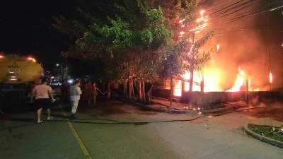 Foto de una vivienda consumida por un incendio en San Pedro Sula.
