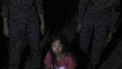 Imagen de archivo de agentes de inmigración que detienen a una trabajadora indocumentada durante una redada.