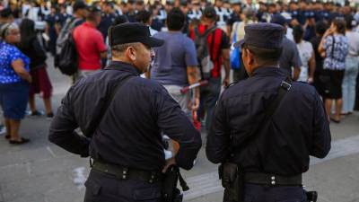 Oficiales de policía vigilan el centro histórico en San Salvador.