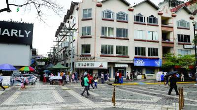 <b>Sampedranos caminan por el parque central de la Capital Industrial. Foto: Melvin Cubas.</b>