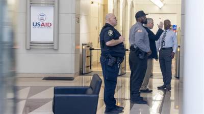 Agentes de seguridad en un puesto de control en el vestíbulo de las oficinas de USAID en Washington D.C.