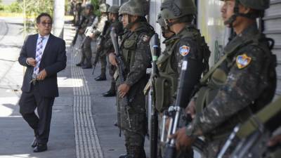 Militares y policías resguardan el edificio del Tribunal Supremo Electoral tras un fallo de la corte que impugna los resultados de las elecciones.