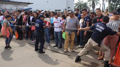 Migrantes protestan frente a la sede del Instituto Nacional de Migración (INM) en Tapachula, estado de Chiapas (México).