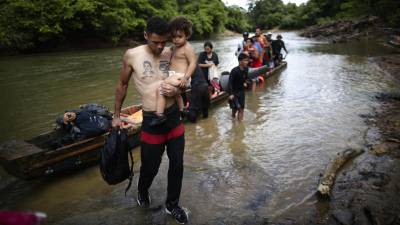 Adonis Zavala, un venezolano migrante de 39 años, carga a su hija Victoria Charlotte de un año y medio antes de llegar a la Estación de Recepción Migratoria (ERM) de Lajas Blancas, el 18 de diciembre de 2023, luego de atravesar la selva del Darién (Panamá). Foto: Bienvenido Velasco / EFE