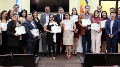 Los graduados del primer diplomado de Gobernabilidad e Innovación Pública, avalado por el CAF y la UPNFM.