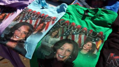 Camisetas con la imagen de la vicepresidenta estadounidense Kamala Harris a la venta en el exterior de la Casa Blanca, Washington, DC, EE UU.