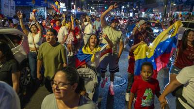 Ciudadanos venezolanos se reúnen a la espera de los resultados de las elecciones presidenciales de Venezuela, en la Av Roosevelt este domingo, en Nueva York (EEUU).