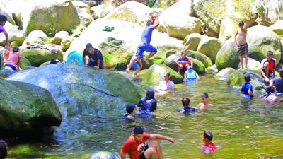 Armenta y El Zapotal se caracterizan por recibir a locales y visitantes para estos días de verano. Familias enteras llegan a disfrutar de las bondades de estos paraísos naturales. Fotos: Melvin Cubas.