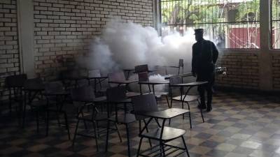 Una brigada de fumigación contra el mosquito transmisor del dengue en una escuela de un barrio de la Tegucigalpa (Honduras).
