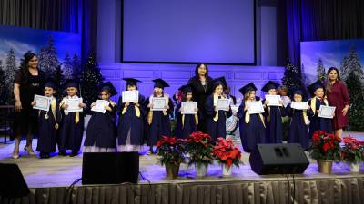 Los pequeñitos de Preparatoria al momento de recibir sus diplomas.
