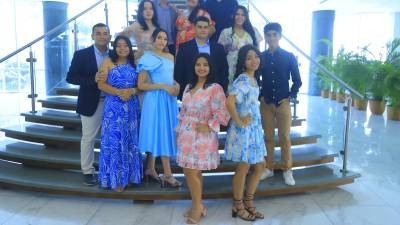 Los jovencitos posaron para la fotografía grupal de la promoción 2024.