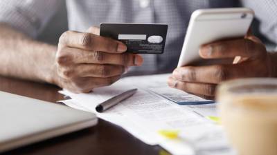 Los cuentahabientes, personas naturales y empresas, prefieren la moneda nacional para sus ahorros.