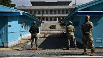 Militares custodian la línea de demarcación en la frontera entre las Coreas.