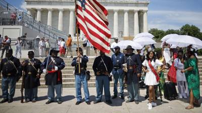 Decenas de personas participaron en un desfile por el Día de la Emancipación en Washington D.C.