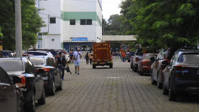 Los Bomberos llegaron al lugar para evitar que el cortocircuito ocasionara un incendio de grandes proporciones.