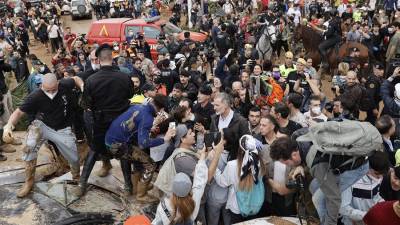 El rey Felipe VI fue recibido con insultos y gritos en una de las comunidades afectadas por las inundaciones en Valencia.