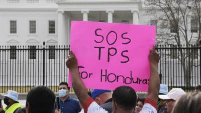 Fotografía de archivo de activistas de la Fundación 15 de Septiembre e inmigrantes hondureños que se manifiestan frente a la Casa Blanca, en Washington, D.C (EE.UU).