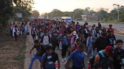 Migrantes de diferentes nacionalidades caminan en una caravana hoy, 25 de enero, en el municipio de Tapachula, en Chiapas (México).