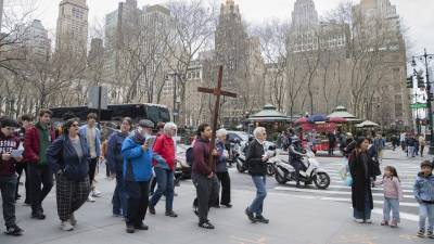 La procesión del viacrucis recorrió las calles de Nueva York este Viernes Santo.