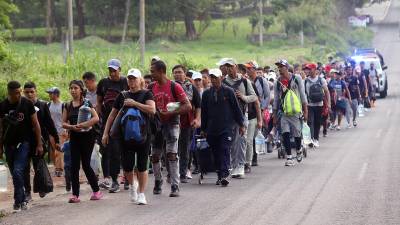 Migrantes de diversas nacionalidades caminan en caravana este lunes para dirigirse a la frontera con Estados Unidos.