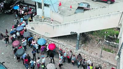 <b>Decenas de derechohabientes hicieron fila para sacar una cita.</b>