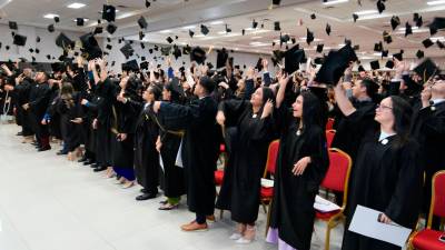 <b><span class=mln_uppercase_mln>Satisfacción.</span></b> Graduandos en tradicional lanzamiento del birrete.