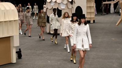 Modelos presentaron las creaciones de Chanel Alta-Costura, colección Primavera-Verano 2023-2024 durante el Paris Fashion Week en París.