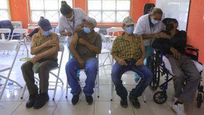 Residente en el asilo Perpetuo Socorro son vacunados con la bivalente anti covid.