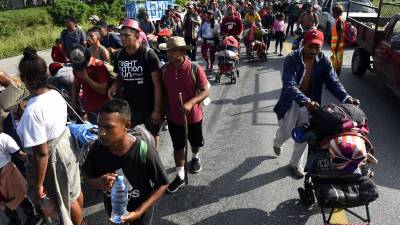 Cientos de migrantes avanzan en caravana por el sur de México hacia la frontera de Estados Unidos.