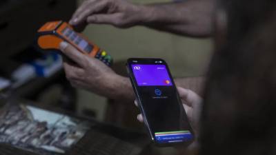 Un cliente realiza una compra mediante el método de proximidad del teléfono móvil.