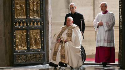 Imagen del papa Francisco en la Puerta Santa de la Basílica de San Pedro en el Vaticano.