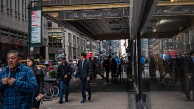 Cientos de inmigrantes son alojados en lujosos hoteles de Nueva York costándoles millones de dólares a la ciudad.