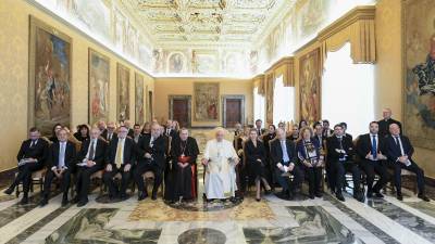 El Papa Francisco posa con los Rabinos Europeos este lunes en el Vaticano.