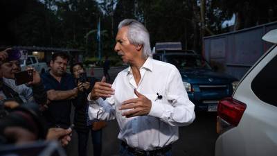 El periodista José Rubén Zamora Marroquín da declaraciones a su salida de un cuartel militar el sábado, en la Ciudad de Guatemala.