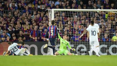 ¡Increíble! Terrible error de Piqué terminó en gol de Barella en el Barcelona - Inter