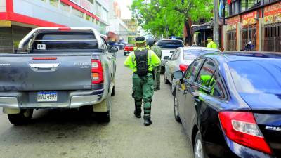 En el centro hay policías municipales inmovilizando, pero no son suficientes para el desorden en las calles y avenidas.