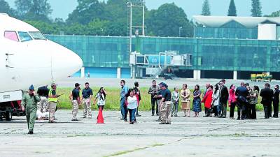 Deportados llegan en avión expreso desde EE UU.