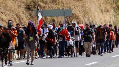 Migrantes caminan en caravana hacia Estados Unidos hoy, desde la ciudad de Escuintla (México).