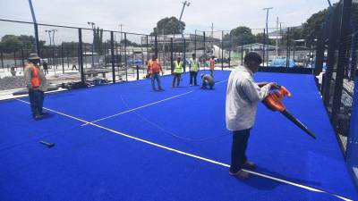 Personal contratado realiza trabajos de instalación en el Bounce Padel Club de colonia Moderna.