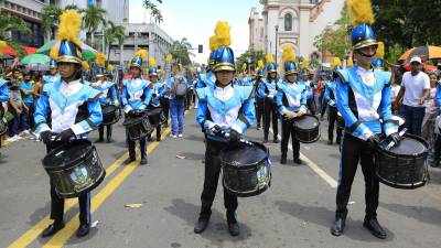Banda de guerra del instituto José Trinidad Reyes durante su participación en los desfiles patrios del 2022.