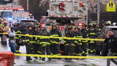 Bomberos de Nueva York rescataron a seis personas que resultaron heridas tras el desplome de una grúa.