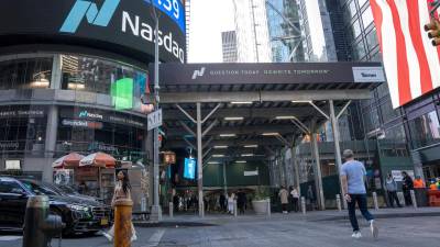 Personas caminan frente al edificio de Nasdaq en Nueva York (EE.UU.).