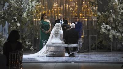 Emma Mejía y Roger Valladares se casaron por la iglesia, en una ceremonia que tuvo lugar en el Centro de Convenciones del Hotel Copantl de SPS. Los ahora esposos celebraron junto a familiares y amistades el compromiso sagrado de unirse ante la ley de Dios.