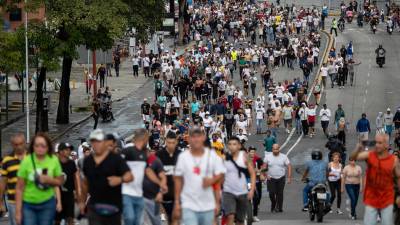 Decenas de adolescentes detenidos en manifestaciones contra resultados de las elecciones presidenciales en Caracas fueron liberados este fin de semana.