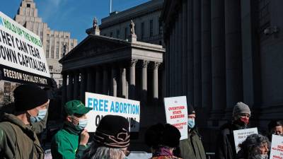 Activistas pro aborto se manifiestan frente a la Corte Suprema de Justicia en Estados Unidos.