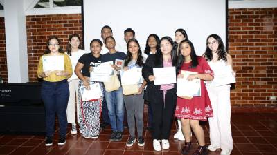 Los alumnos de la Escuela Internacional Sampedrana junto a los estudiantes de otros centros educativos que también participaron en el encuentro literario.