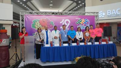 Directivos de Fruit of The Loom, Diunsa, Gatorade y los hospitales beneficiados durante el lanzamiento de la caminata “Caminando con Destino”.