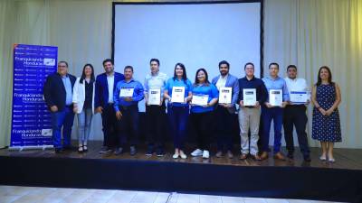 Los representantes de las cuatro empresas que ahora son franquicias junto a directivos de Franquician, FCI y la CCIC. Foto: M. Cubas.